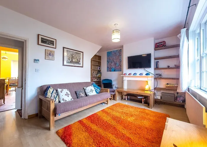 Pass The Keys Charming Home Near Thames Dlr